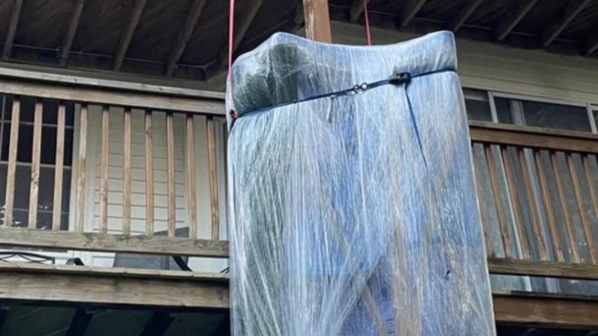 Heavy item hoisting and difficult access moving
